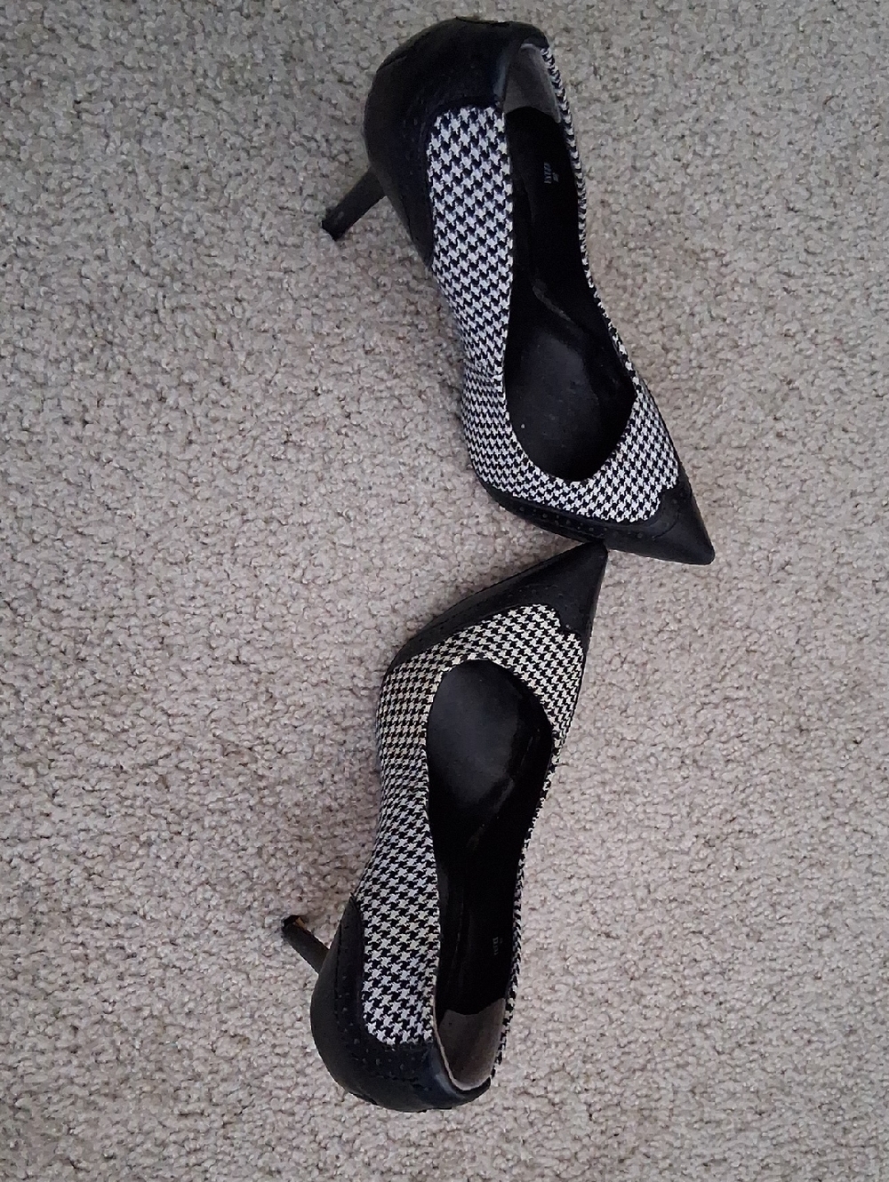 RACHEL Rachel Roy Black and White Houndstooth Pointed-Toe Pumps